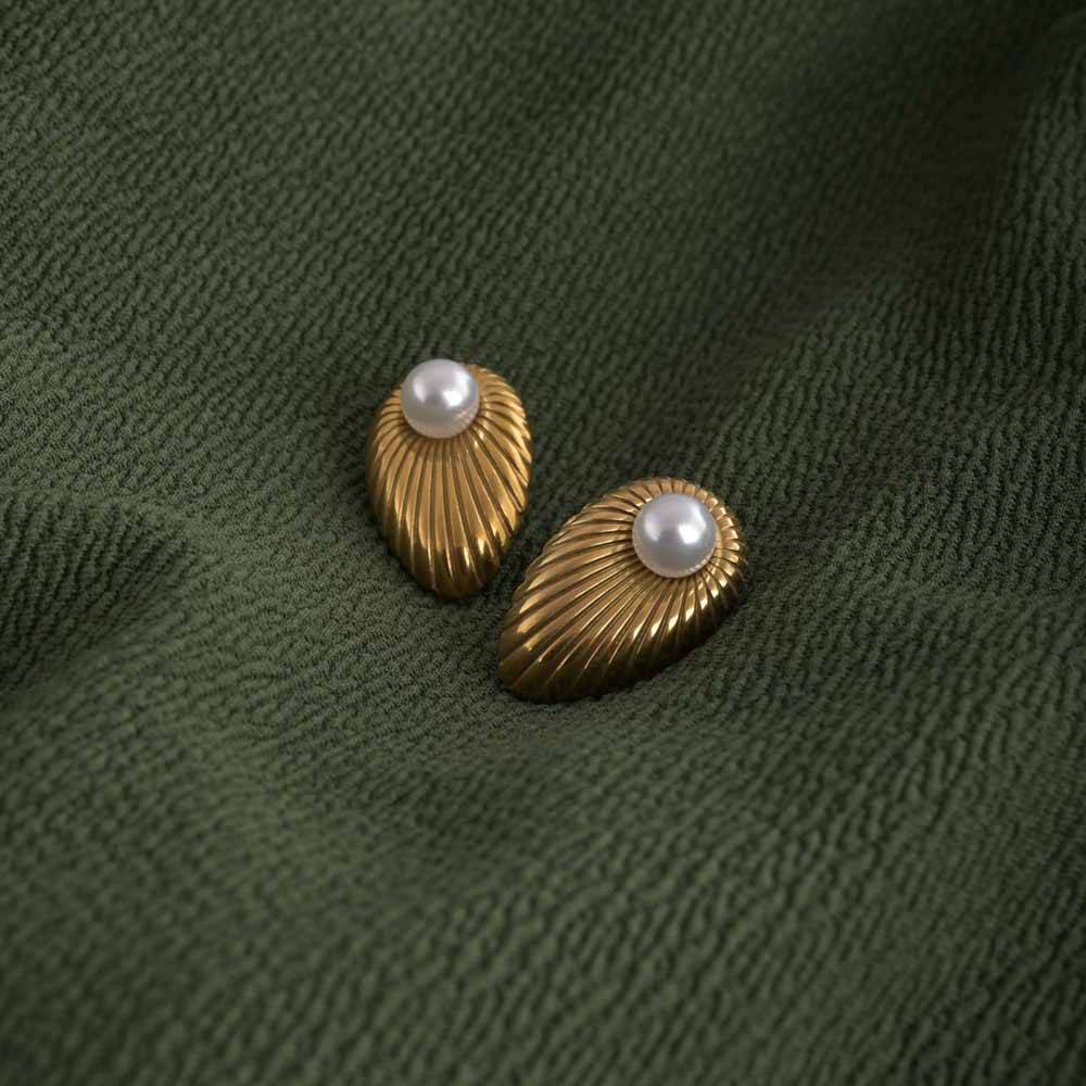 Oyster Pearl Earrings : PMW01ER090