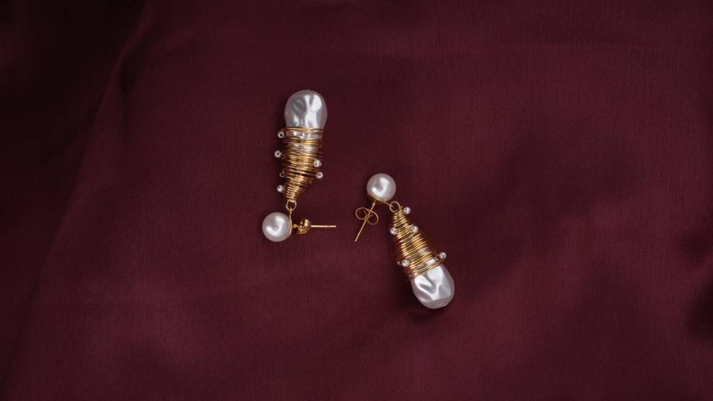 Unique Pearl Drop Earrings : PMW01ER183