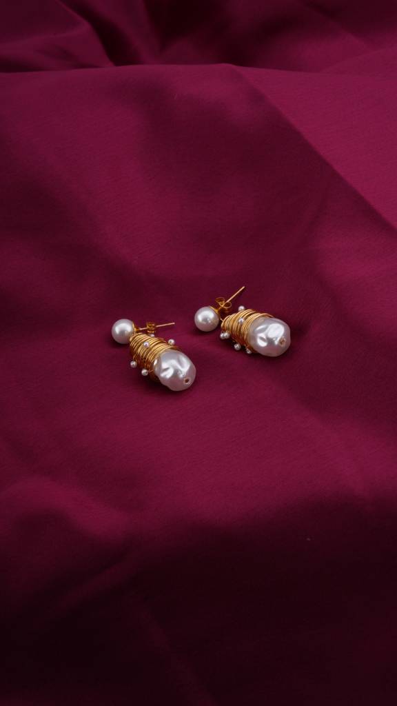 Unique Pearl Drop Earrings : PMW01ER183