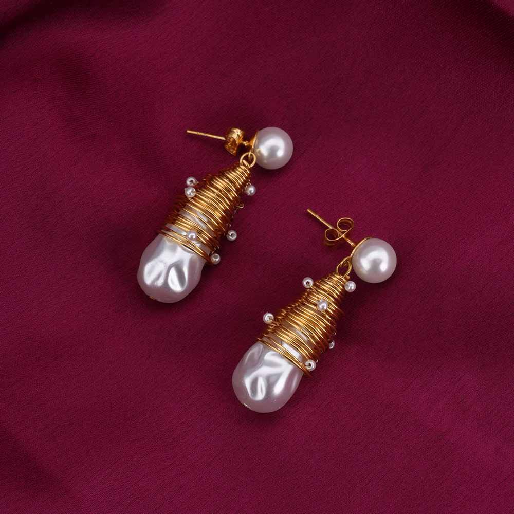 Unique Pearl Drop Earrings : PMW01ER183