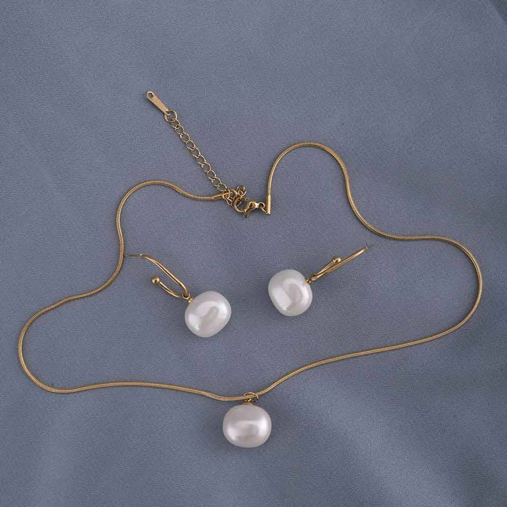 Gold Plaed Pearl Necklace And Earring Set : PMW01JS011