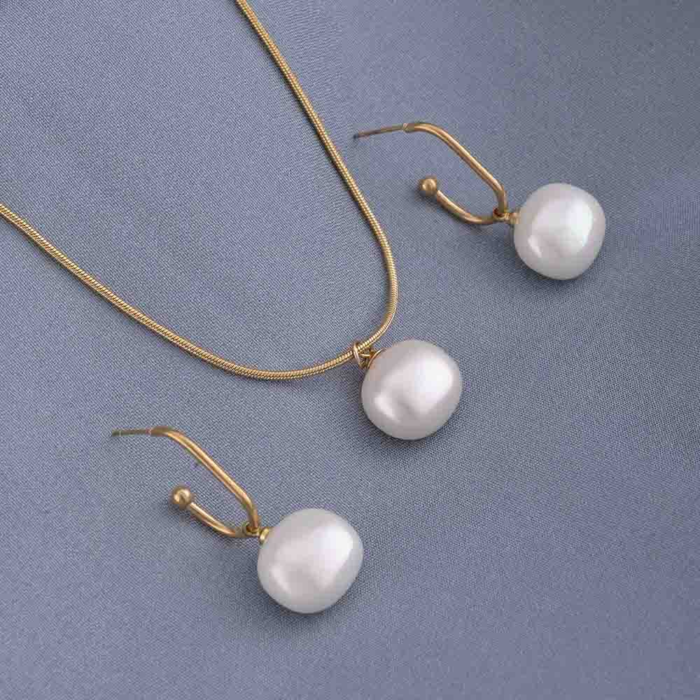 Gold Plaed Pearl Necklace And Earring Set : PMW01JS011