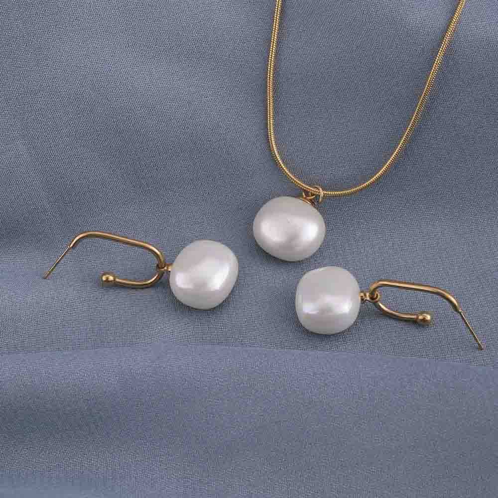 Gold Plaed Pearl Necklace And Earring Set : PMW01JS011
