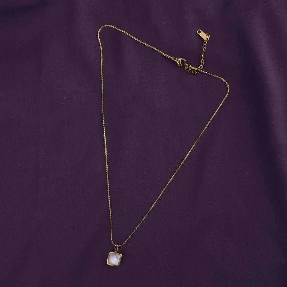 Square Pendent Gold Chain Necklace : PMW01NC066