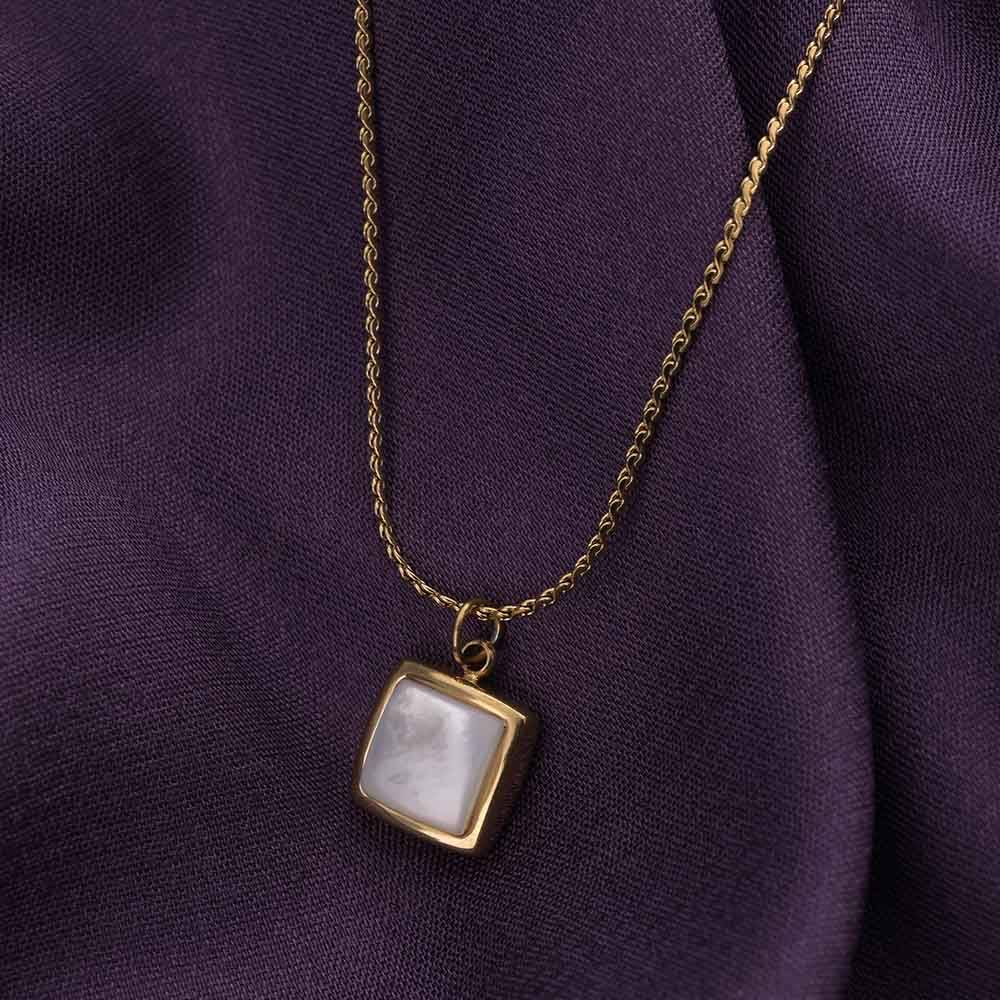 Square Pendent Gold Chain Necklace : PMW01NC066