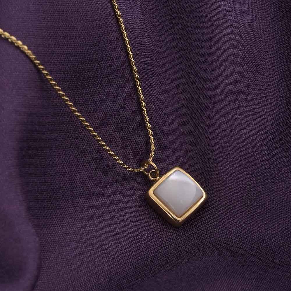 Square Pendent Gold Chain Necklace : PMW01NC066