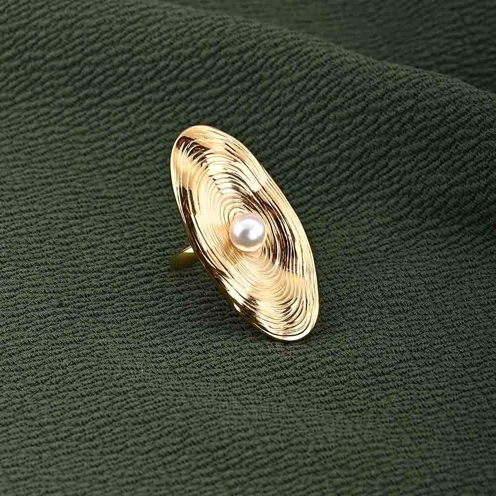 Gold Oval Ring With Pearl : PMW01RG011