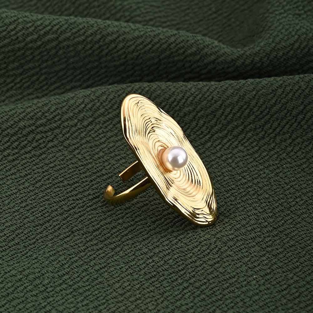 Gold Oval Ring With Pearl : PMW01RG011