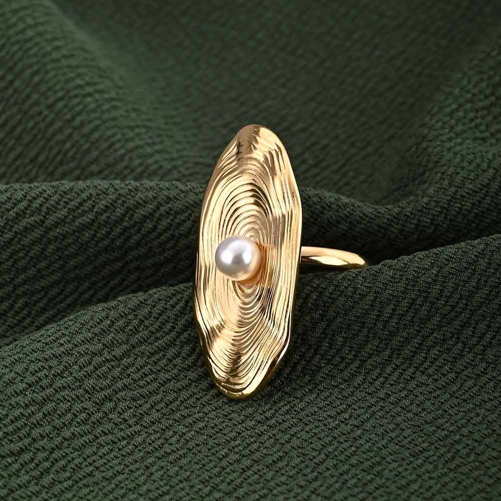 Gold Oval Ring With Pearl : PMW01RG011