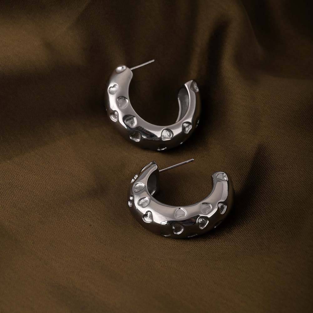 Engraved Heart Curved Earrings | Silver : PMW02ER004