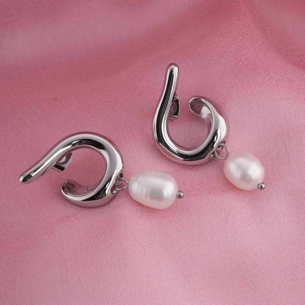 Twisted Pearl Drop Earrings : PMW02ER034