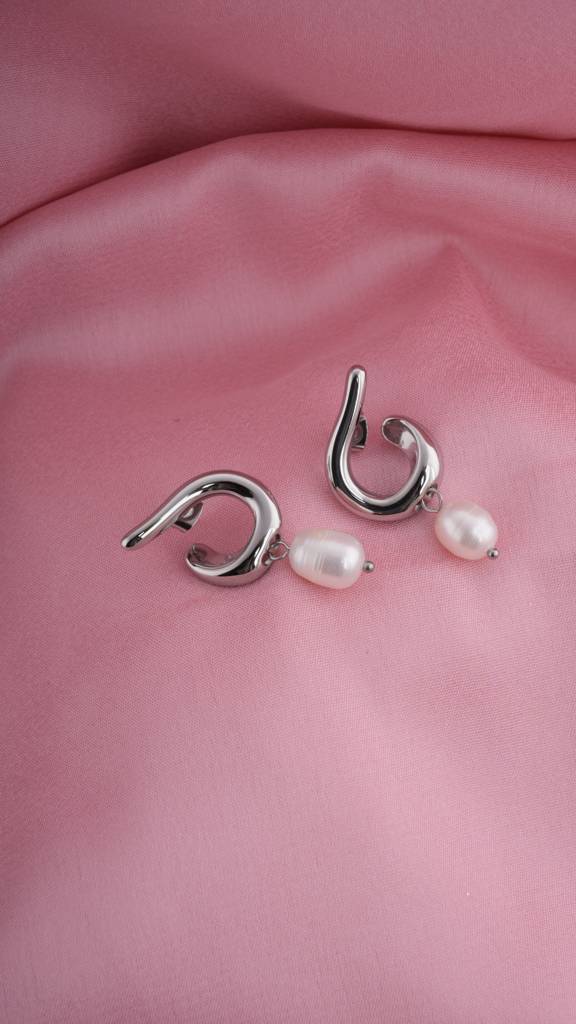 Twisted Pearl Drop Earrings : PMW02ER034