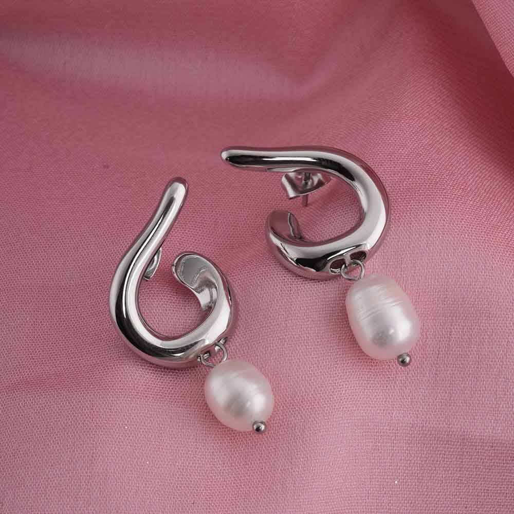 Twisted Pearl Drop Earrings : PMW02ER034