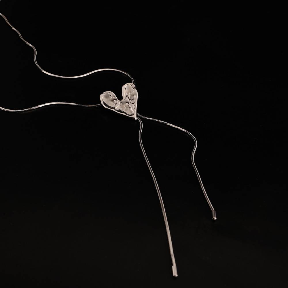 Silver Textured Heart Pendent Necklace : PMW02NC007