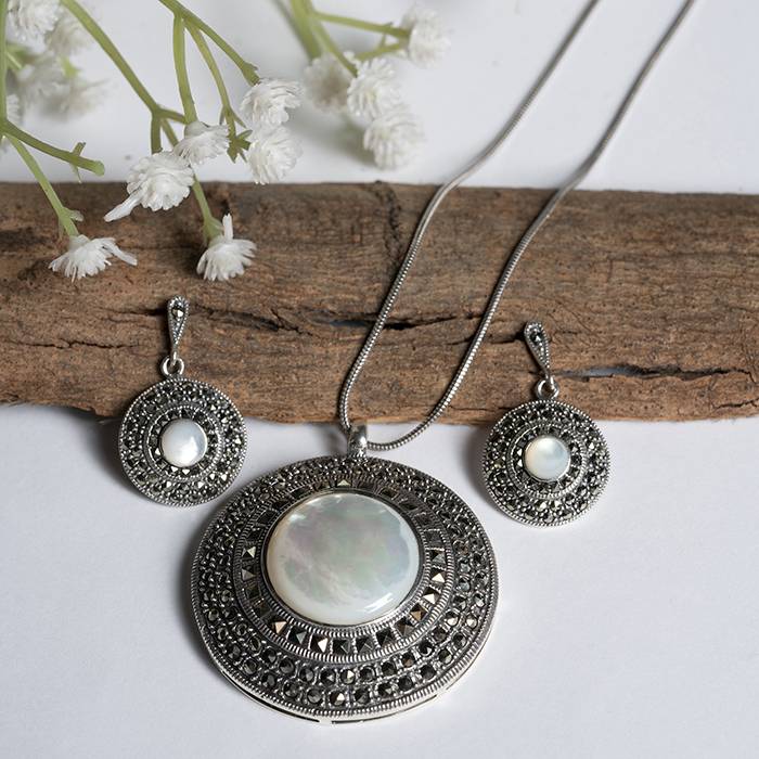 Radiant Orb Elegane Silver Pendant Set