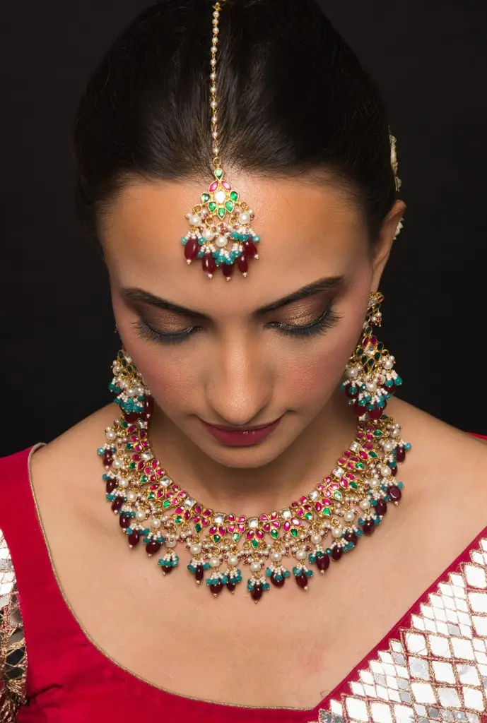 Anika Navratan Kundan Choker Set With Earrings & Mangtikka : QJSEP113