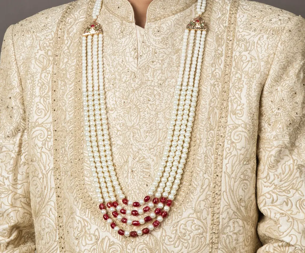 Regal Red And White Groom Sherwani Mala : RMQJ0098