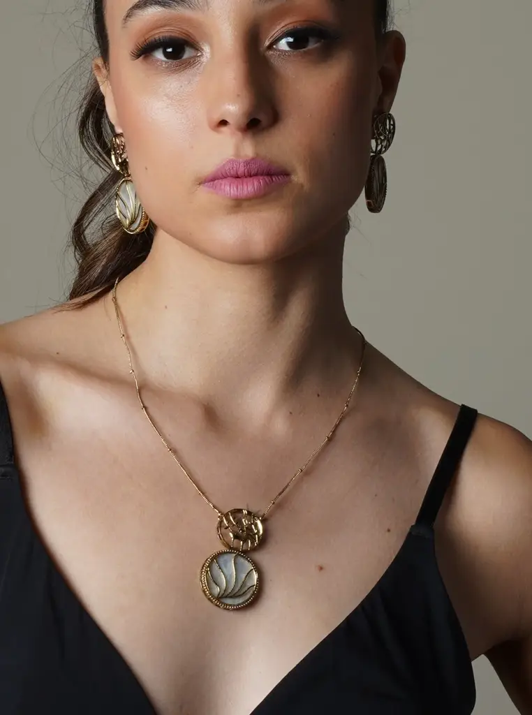 Deer Motif Shell Pearl Necklace Set : SKQJ1542