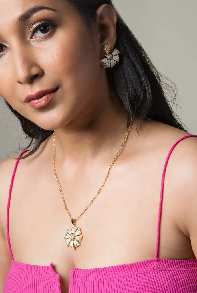 Shell Pearl Pinwheel Necklace Set - With Earrings : SKQJ183