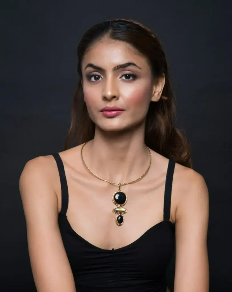 Arya Trio Cluster Gemstone Necklace - Black Onyx & Labradorite : QJSEP191