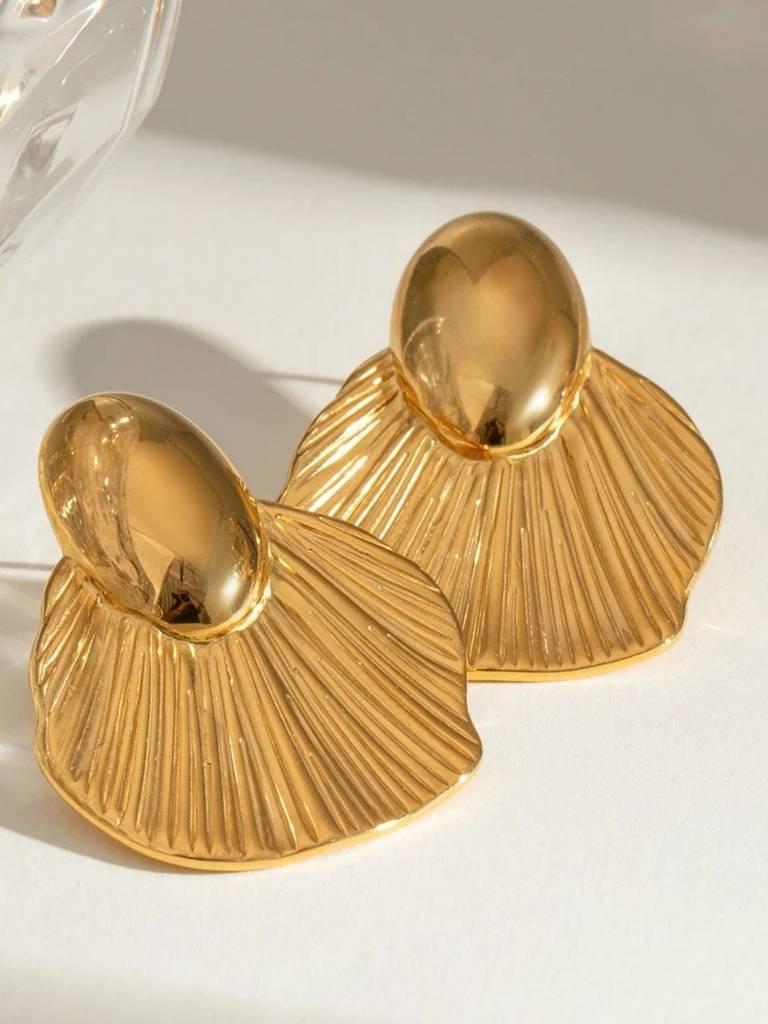 Fish Tail Ribbed Stud Earrings : RB-100