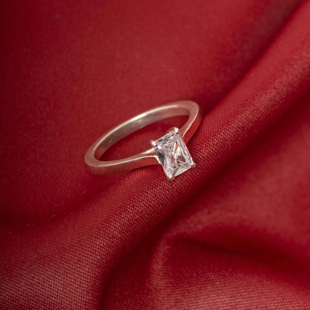 Banguette Solitaire Ring : RG0053