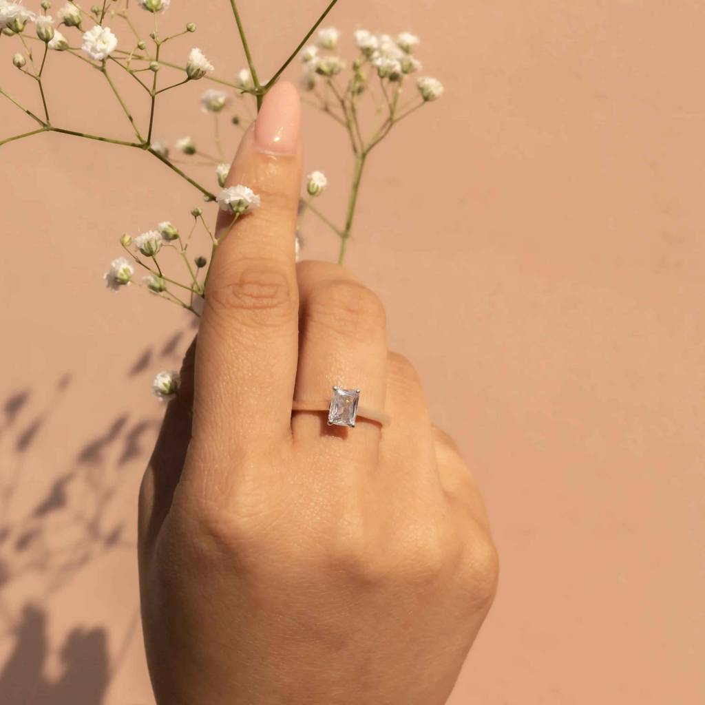 Banguette Solitaire Ring : RG0053