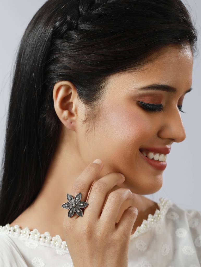 Silver-Plated Oxidized Floral-Shaped Adjustable Finger Ring : RNG-JS22-80010