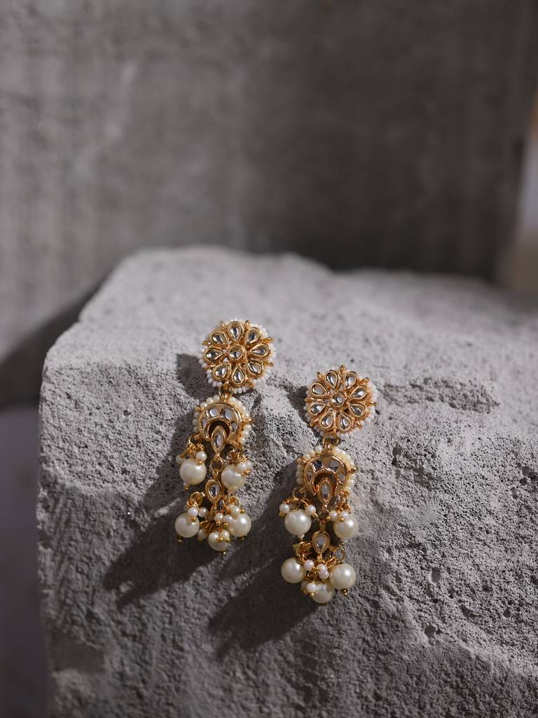 Kundan & Cream Pearl Earrings : RROCT22-94