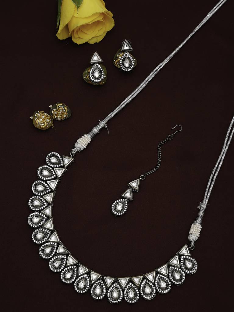 Silver Kundan Choker With Earrings And Maang Tikka : RUBYM133