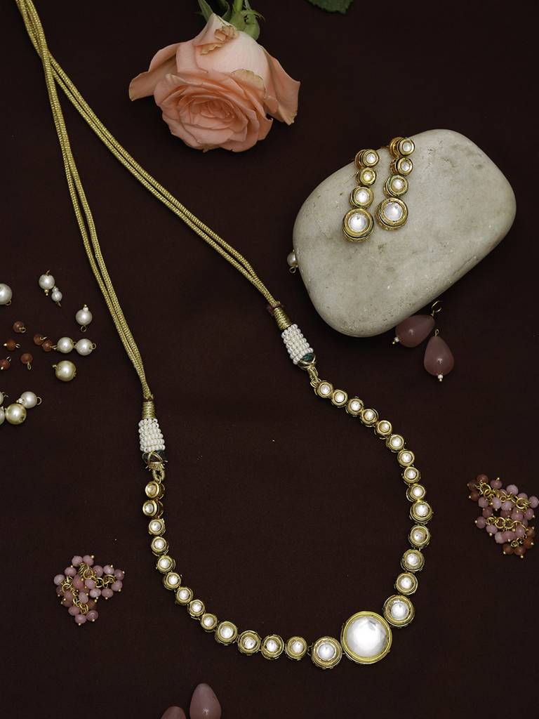 Round Golden Kundan Choker With Earrings : RUBYM152