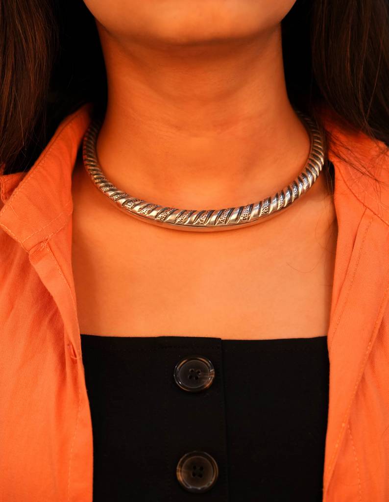 925 Sterling Silver Adya Intricate Timeless Hasli : SN3012-1