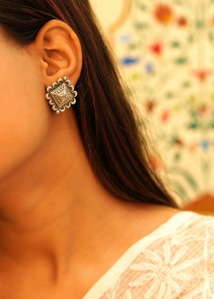 925 Sterling Silver Embossed Motif Intricate Earring : SE1646