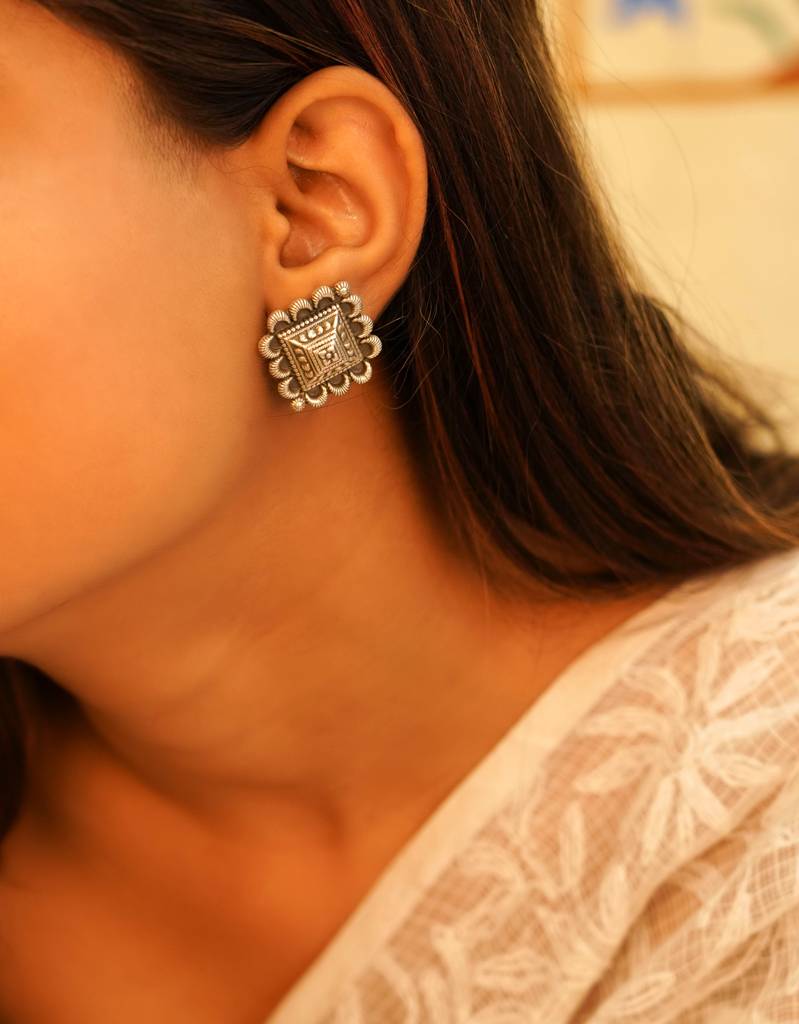 925 Sterling Silver Embossed Motif Intricate Earring : SE1646