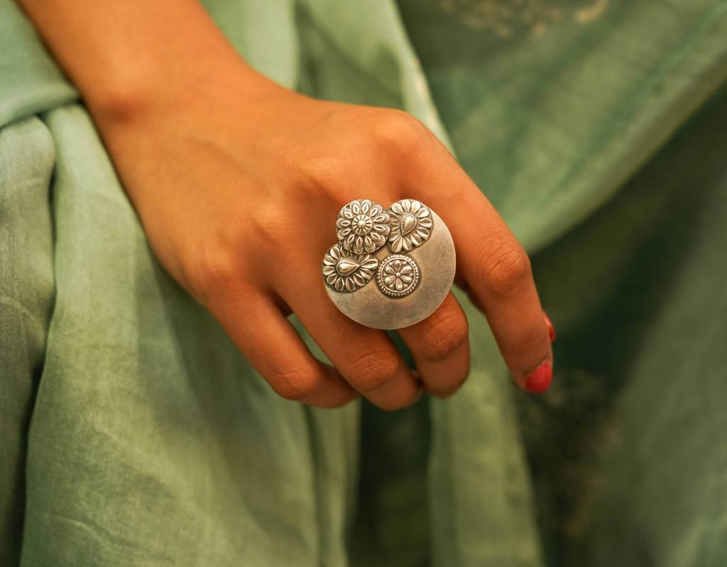 925 Sterling Silver Flora Motif Classic Ring : SR1048