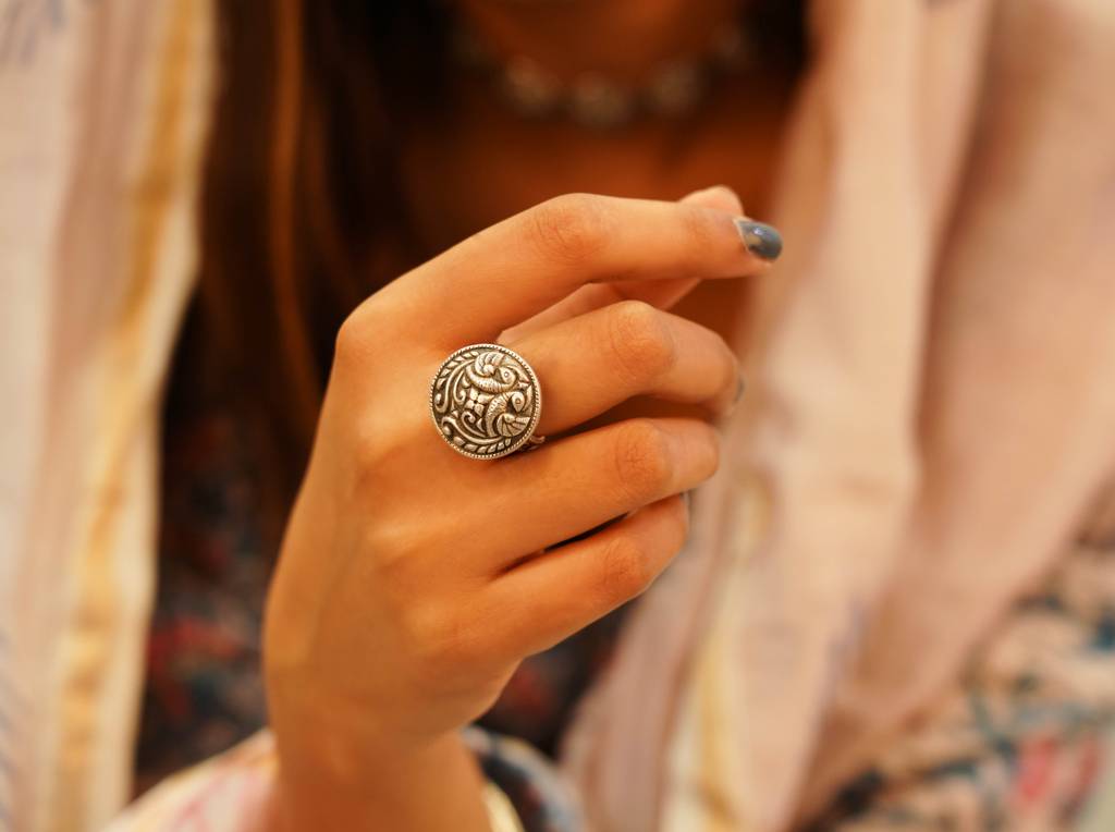 925 Sterling Silver Peacock Motif Embossed Versatile Ring : SR1013-1