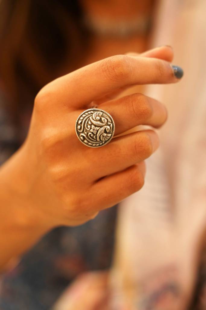925 Sterling Silver Peacock Motif Embossed Versatile Ring : SR1013-1