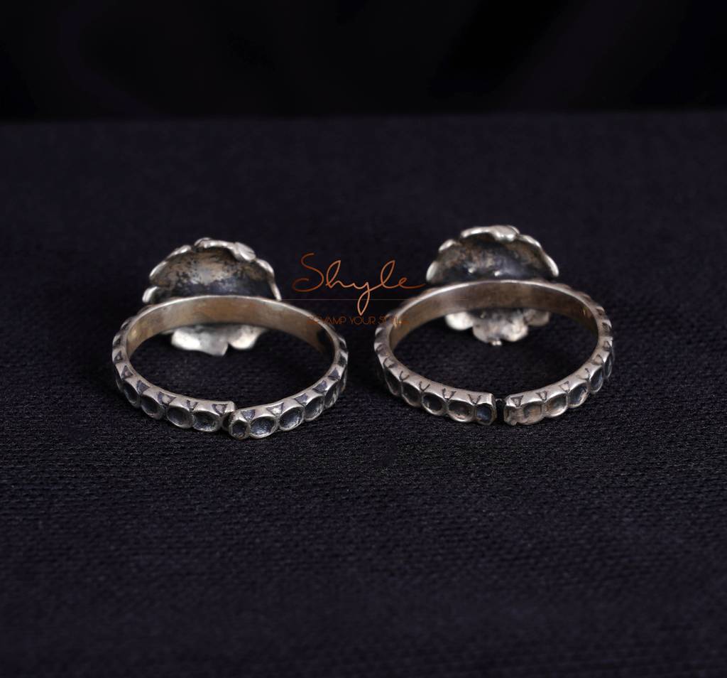 Moh Embossed Flower Toe Ring : SK2005