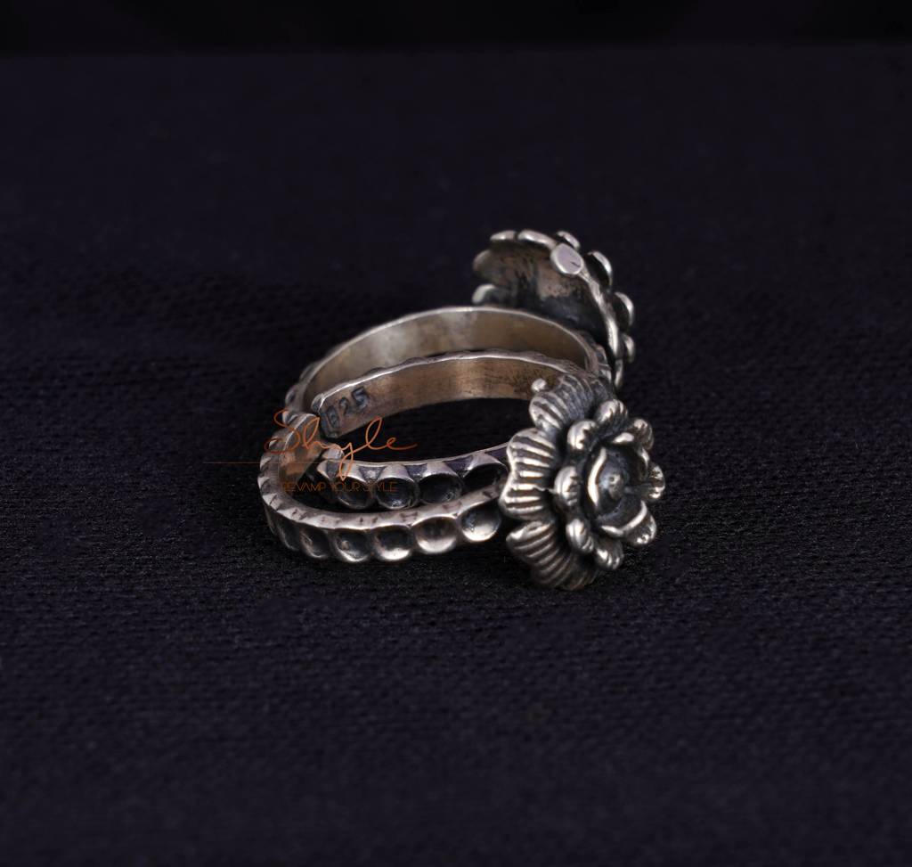 Moh Embossed Flower Toe Ring : SK2005