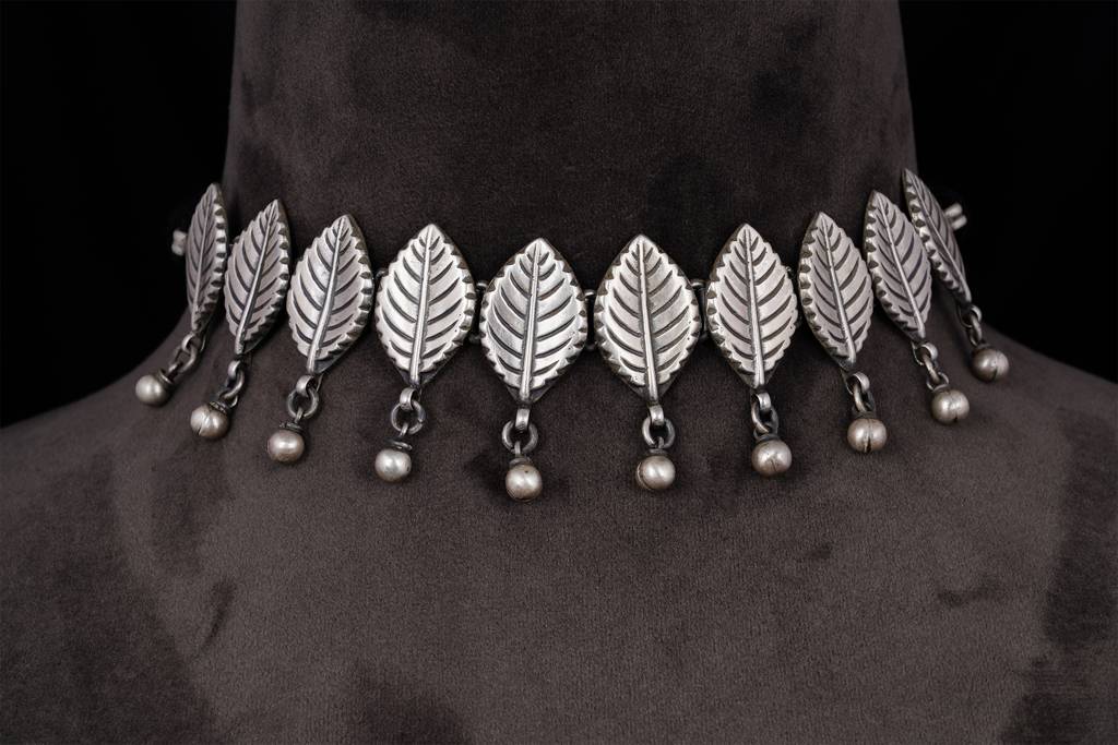 925 Sterling Silver Adya Intricate Leaf Drop Choker : SN1155