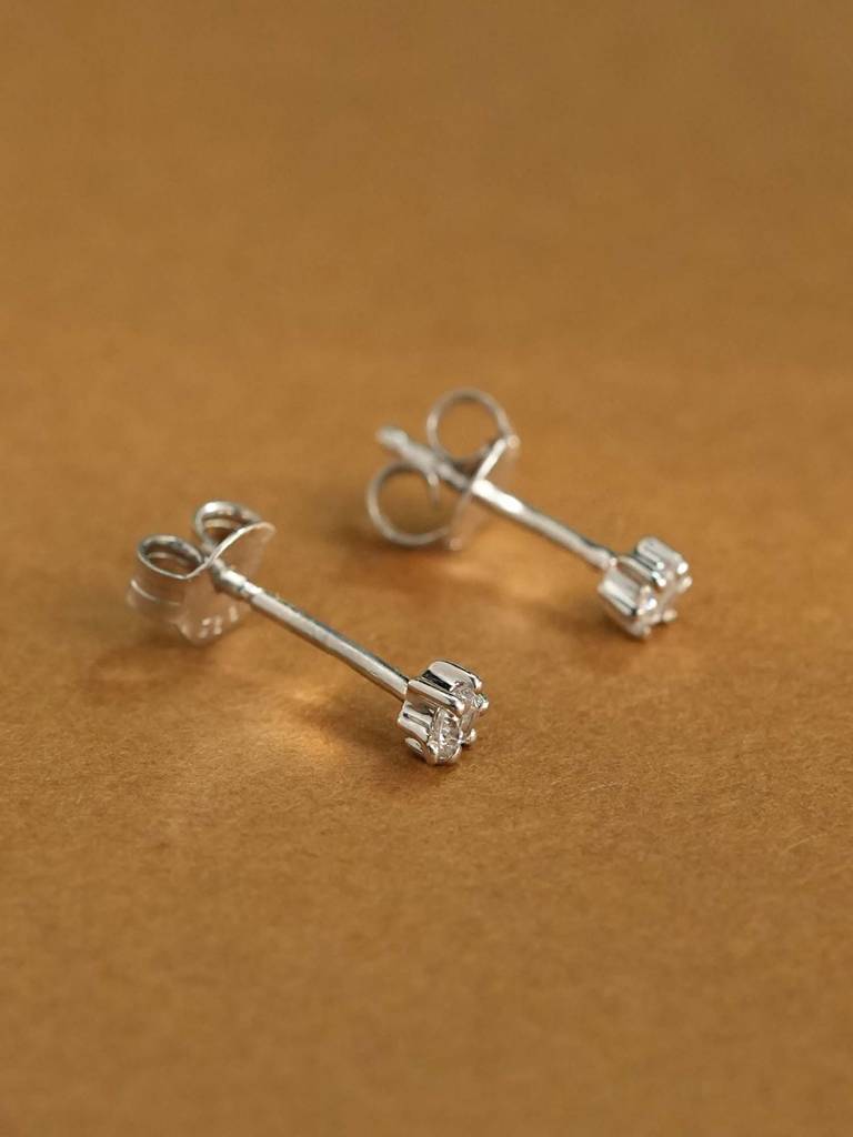 925 Sterling Silver Classic Cz Stud Earrings : SRWER140