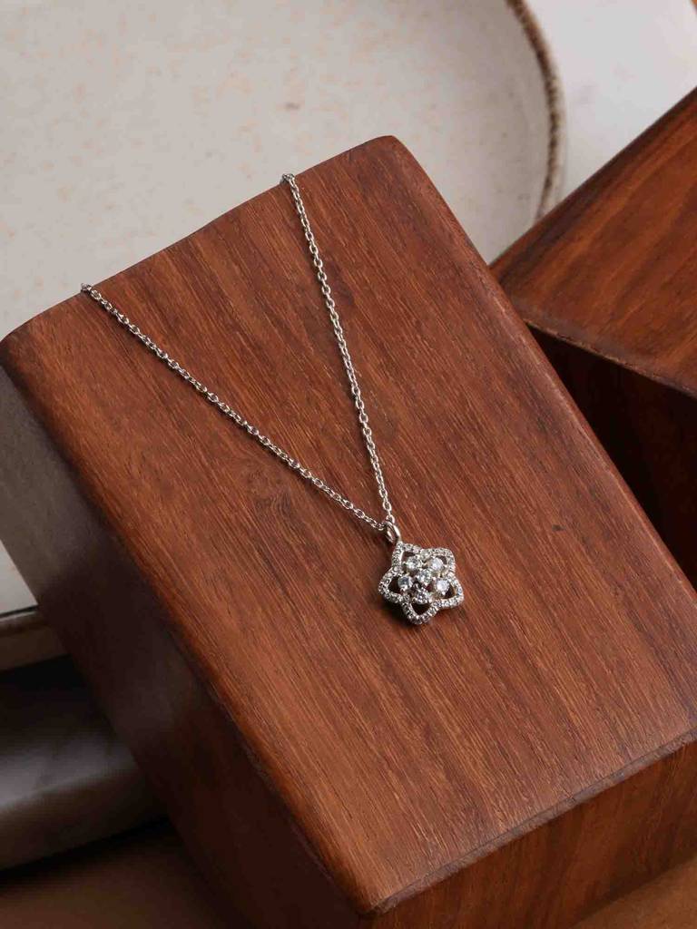 925 Sterling Silver Glittering Flower Necklace : SRWNC72