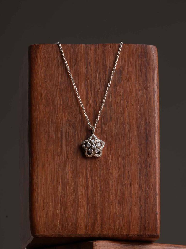 925 Sterling Silver Glittering Flower Necklace : SRWNC72