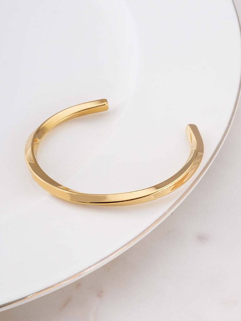Graceful Curve Cuff Bracelet For Womens - Waterproof & Anti-Tarnish : SSWBR0335