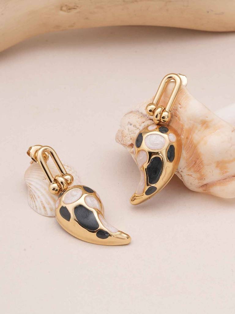Black & Beige Paisley Drops For Womens - Waterproof & Anti-Tarnish : SSWER0547