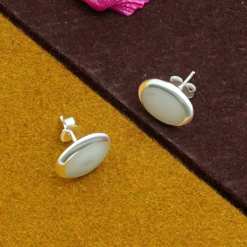 White Round Smooth 925 Sterling Silver Smooth Finish Stud Earring : TWP1190