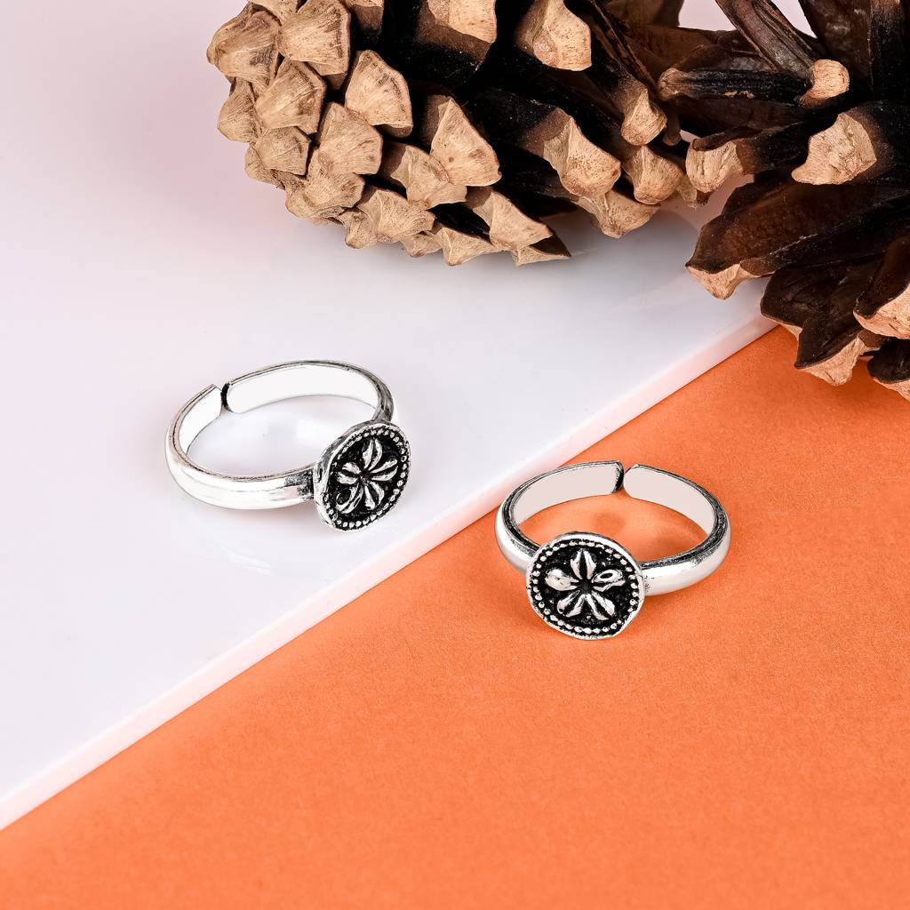 Oxidised Silver Flower Toe Ring : UTR423