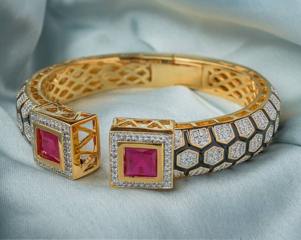 Vivinia By Vidhi Mehra Florence Gold Plated Red Womens Kada -Vb023 : VB023