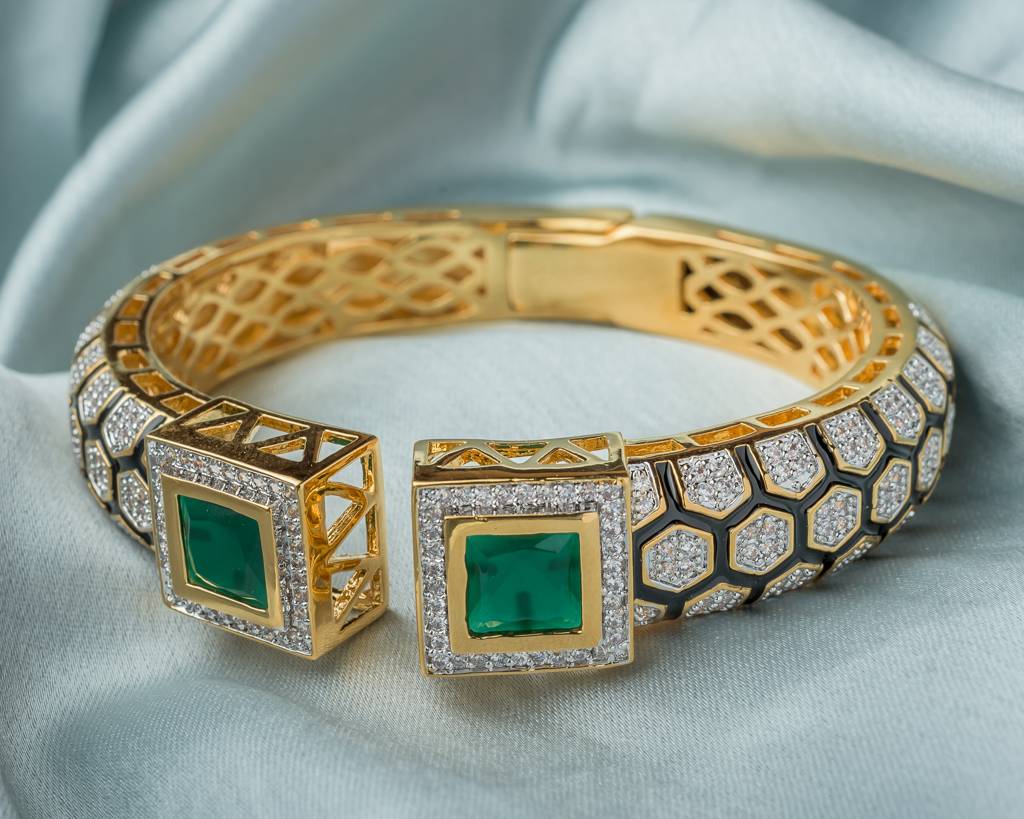 Vivinia By Vidhi Mehra Florence Gold Plated Green Womens Kada -Vb025 : VB025