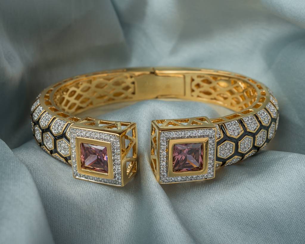 Vivinia By Vidhi Mehra Florence Gold Plated Pink Womens Kada -Vb113 : VB113